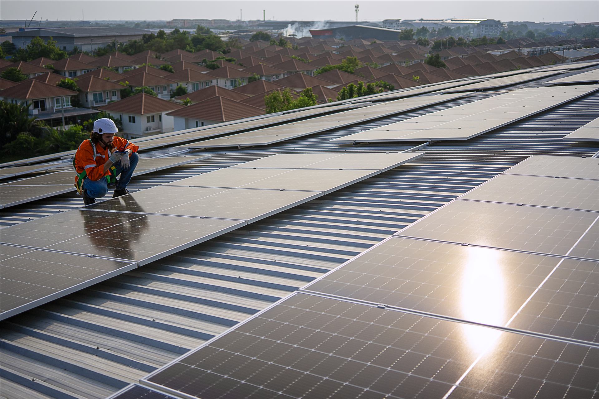 Monteur prüft eine Solaranlage auf dem Dach